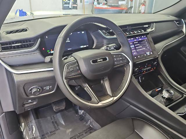 Used 2025 Jeep Grand Cherokee Altitude AWD/4WD image 16