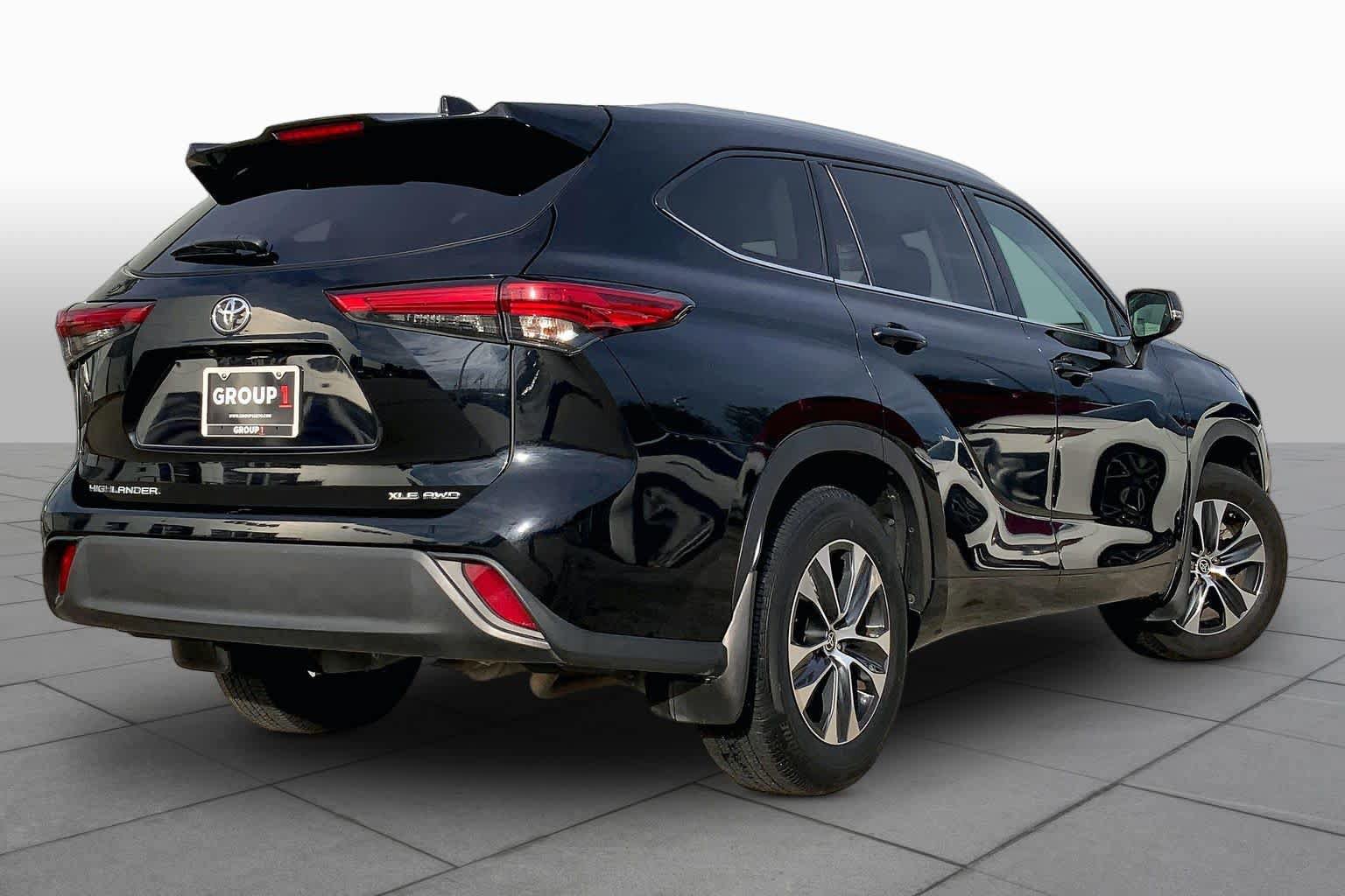 Used 2022 Toyota Highlander XLE AWD/4WD image 11