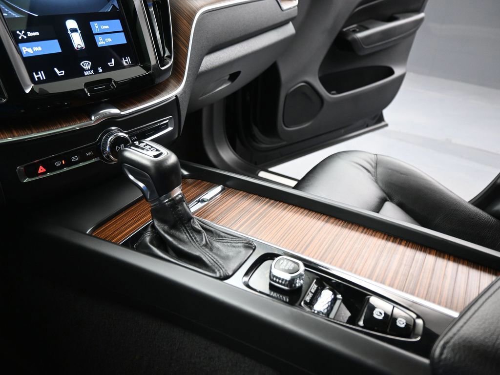 Used 2021 Volvo XC60 T5 Momentum w/ Premium Package image 42