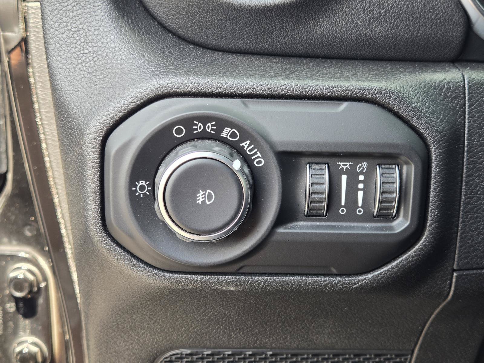 Used 2019 Jeep Wrangler Unlimited Sahara AWD/4WD image 26