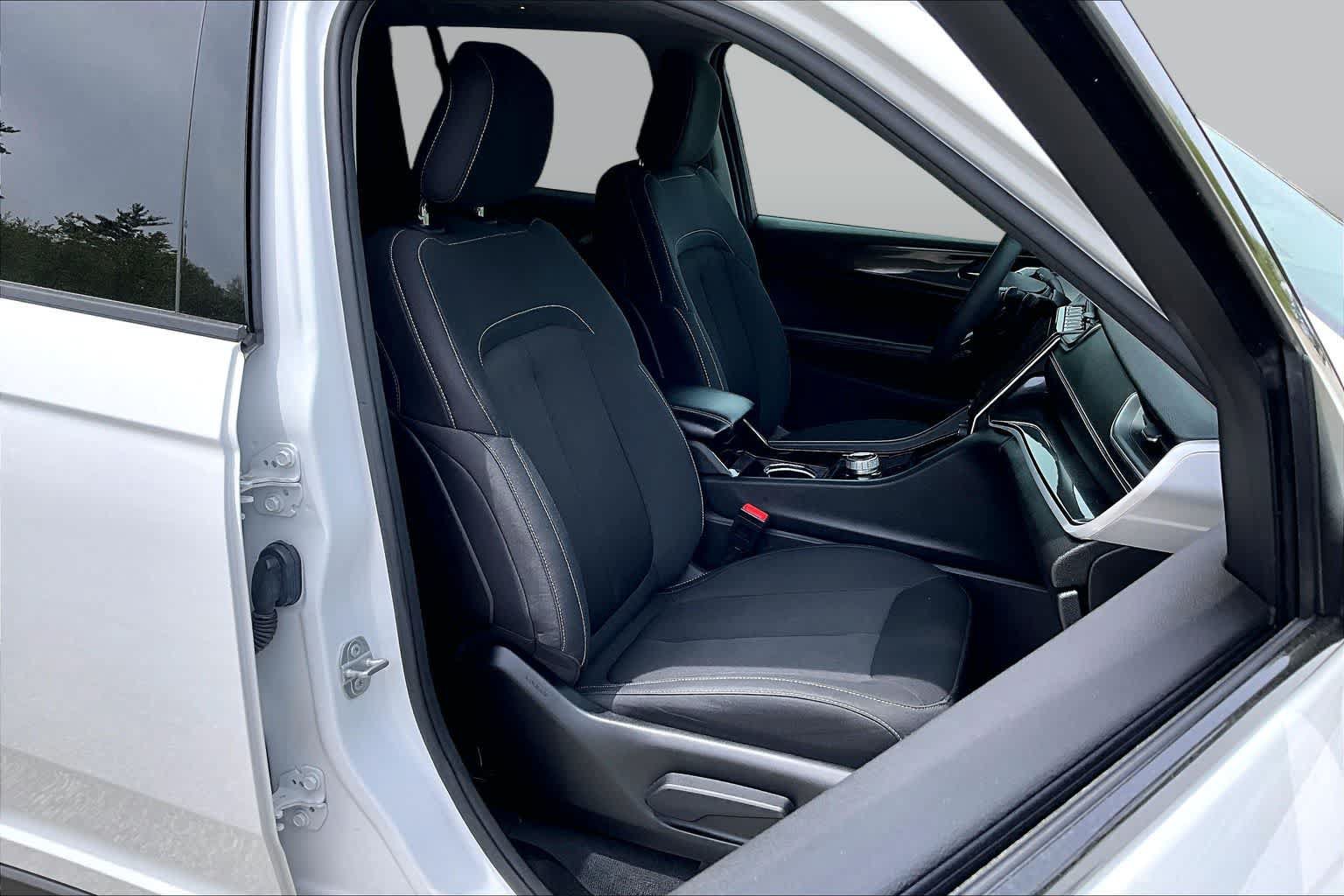Used 2023 Jeep Grand Cherokee Laredo w/ Luxury Tech Group I AWD/4WD image 8