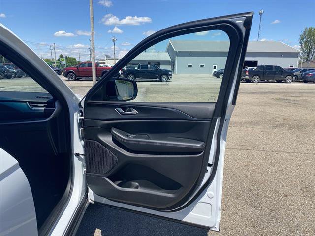 Used 2025 Jeep Grand Cherokee Altitude AWD/4WD image 36