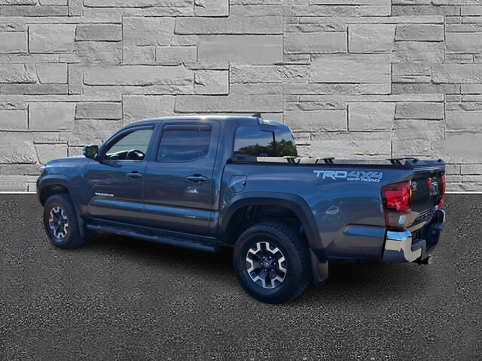 Used 2018 Toyota Tacoma TRD Off-Road AWD/4WD image 7