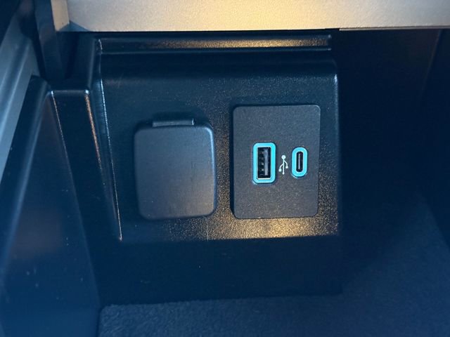 Certified 2022 Ford Explorer XLT w/ Equipment Group 202A image 15