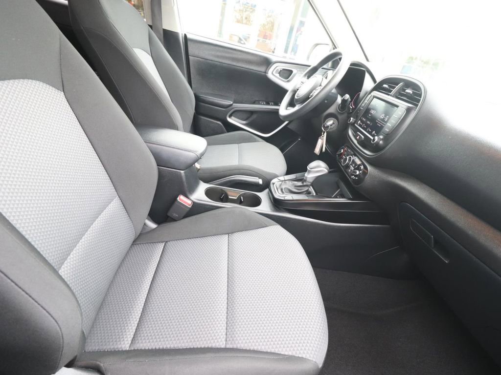 Used 2025 Kia Soul LX w/ LX Technology Package image 12