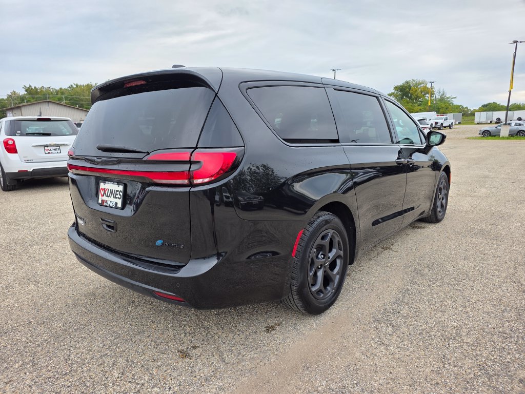 Used 2022 Chrysler Pacifica Touring-L w/ Uconnect Theater Family Group FWD image 9