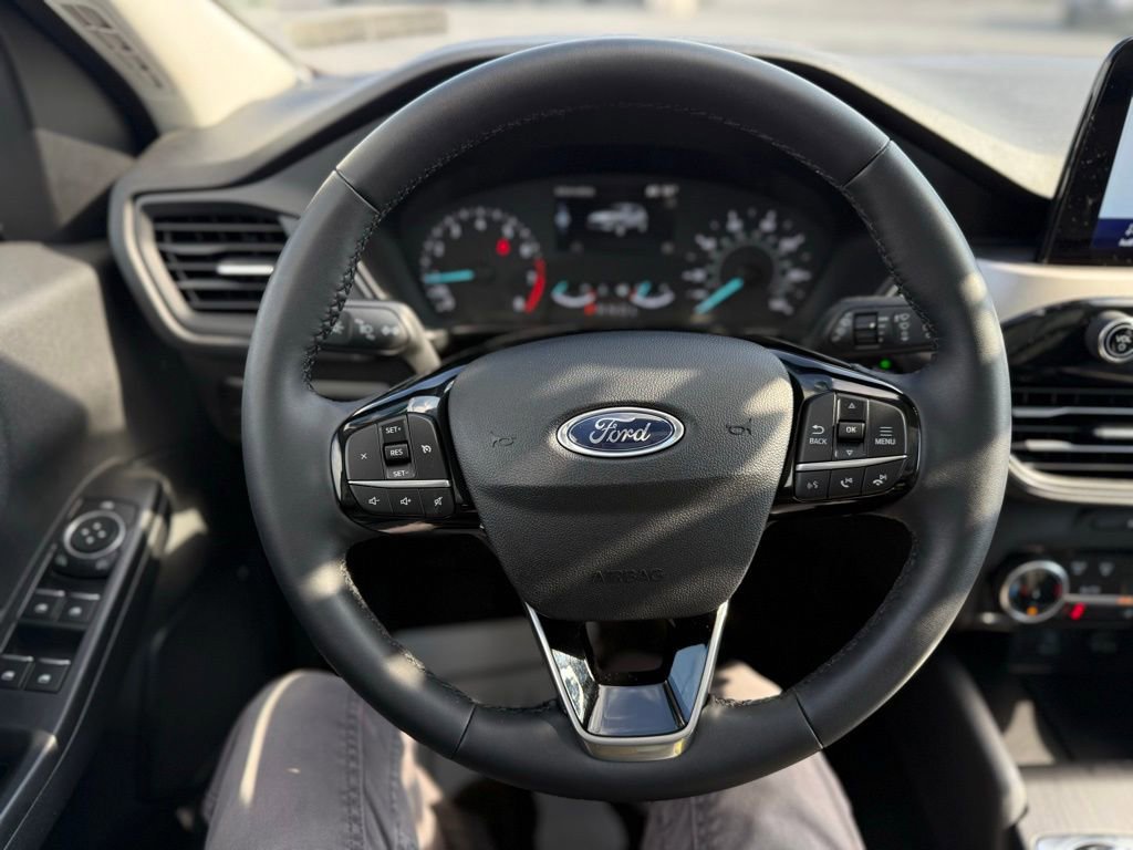 Certified 2022 Ford Escape SE w/ SE Sport Appearance Package image 16