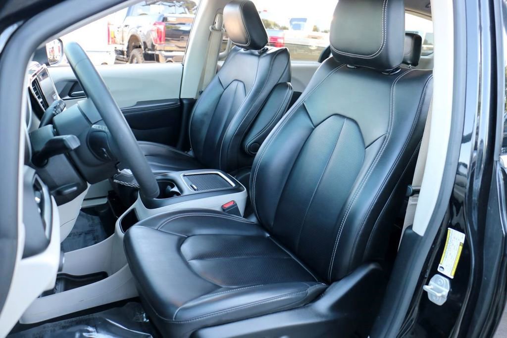 Used 2023 Chrysler Pacifica Touring-L FWD image 17