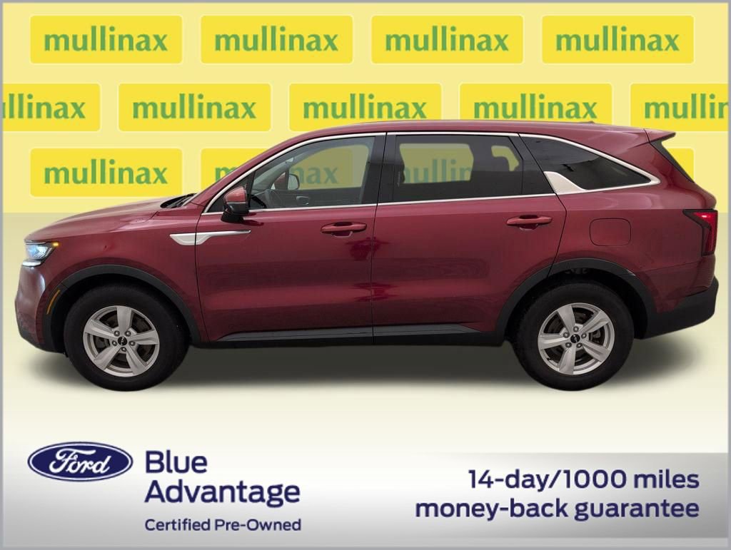 Used 2023 Kia Sorento LX image 2