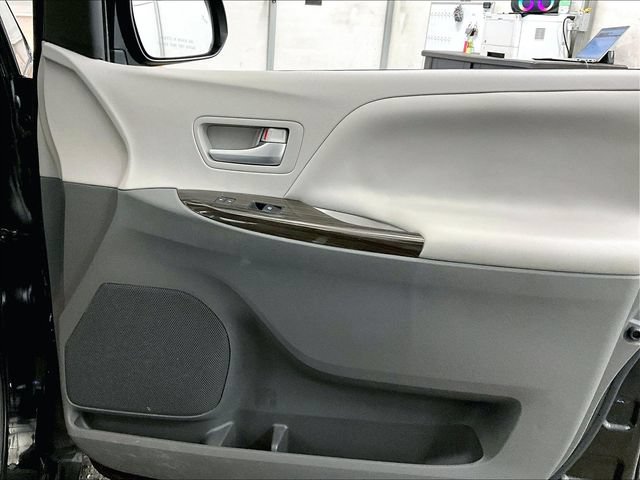 Used 2017 Toyota Sienna XLE Premium AWD/4WD image 23