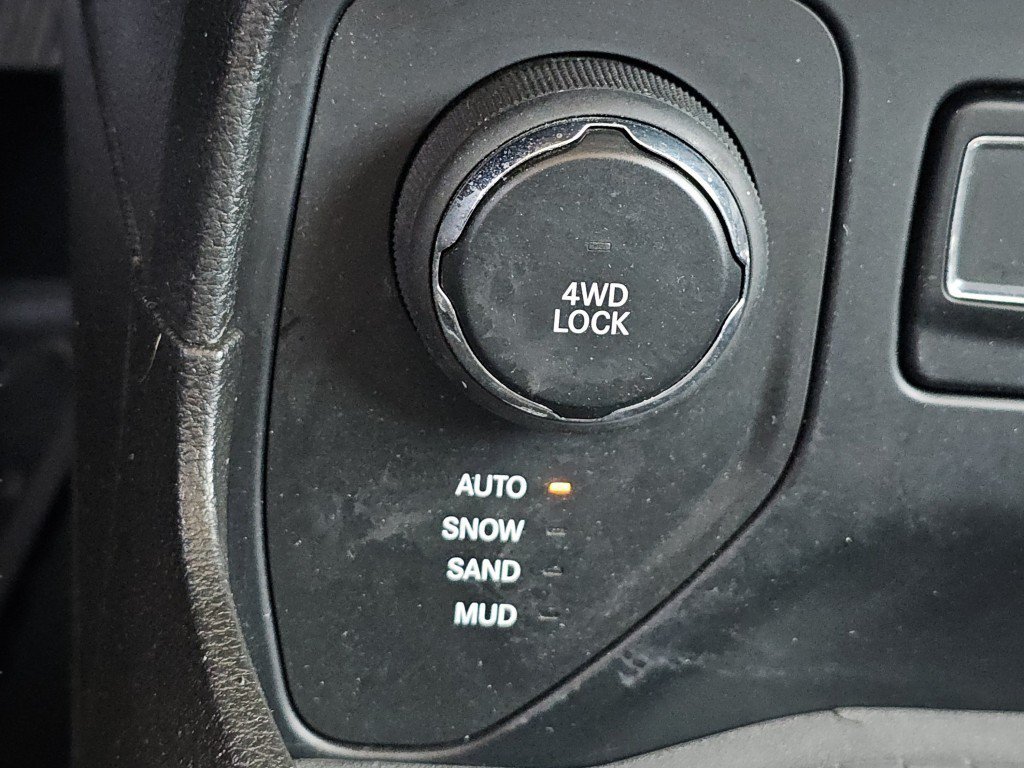 Used 2017 Jeep Renegade Latitude AWD/4WD image 9