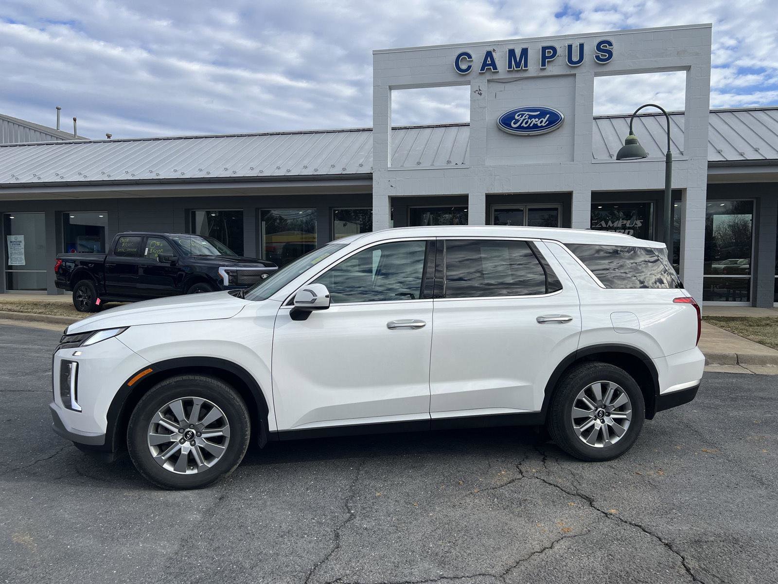 Used 2023 Hyundai Palisade SEL image 2