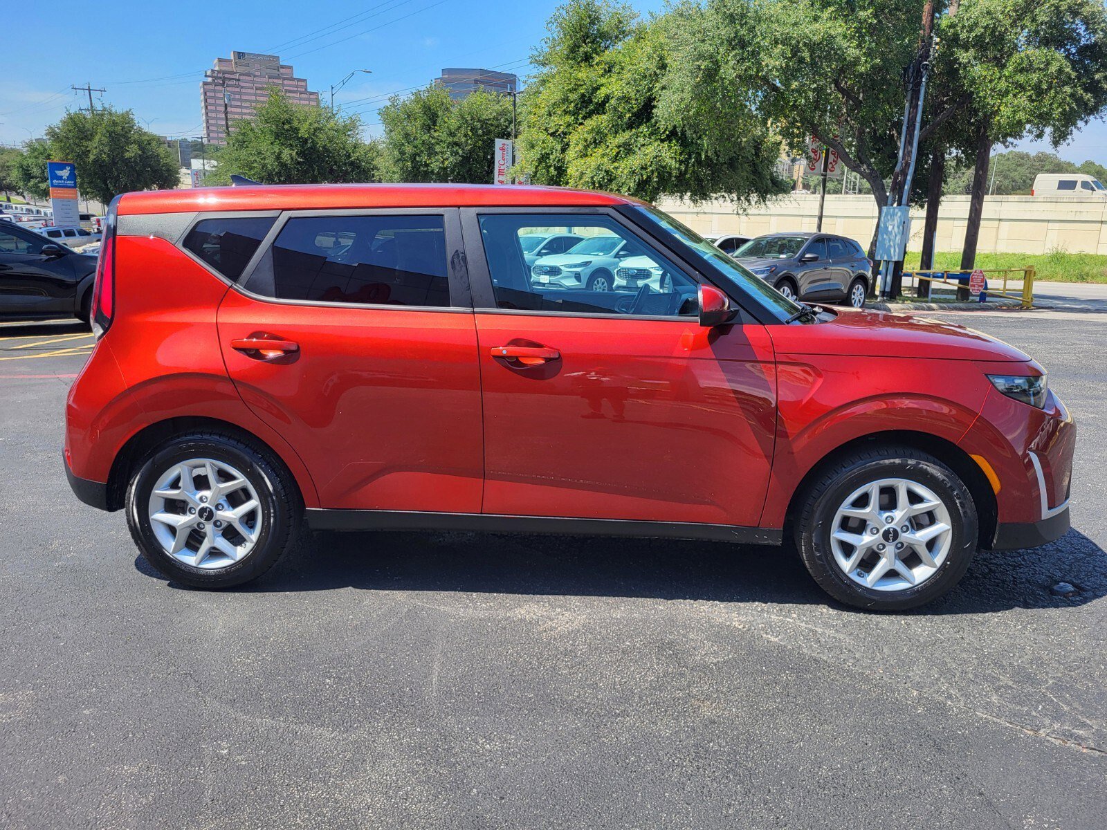 Used 2025 Kia Soul LX w/ LX Technology Package FWD image 2
