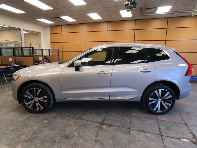 Used 2022 Volvo XC60 B5 Inscription image 2