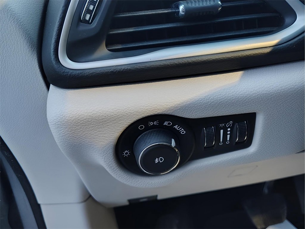 Used 2017 Chrysler Pacifica Touring-L image 14