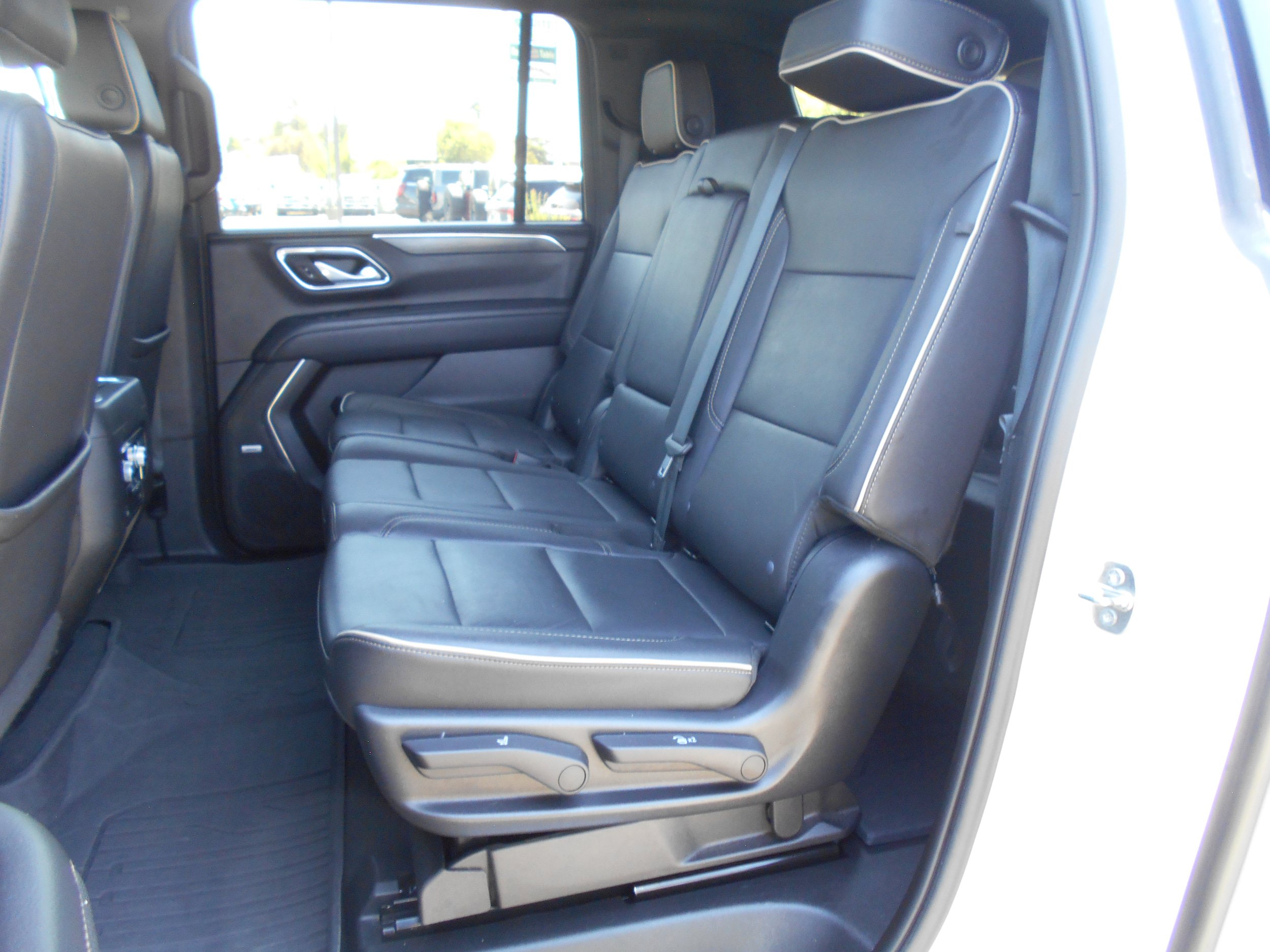 Used 2023 GMC Yukon XL SLT AWD/4WD image 11