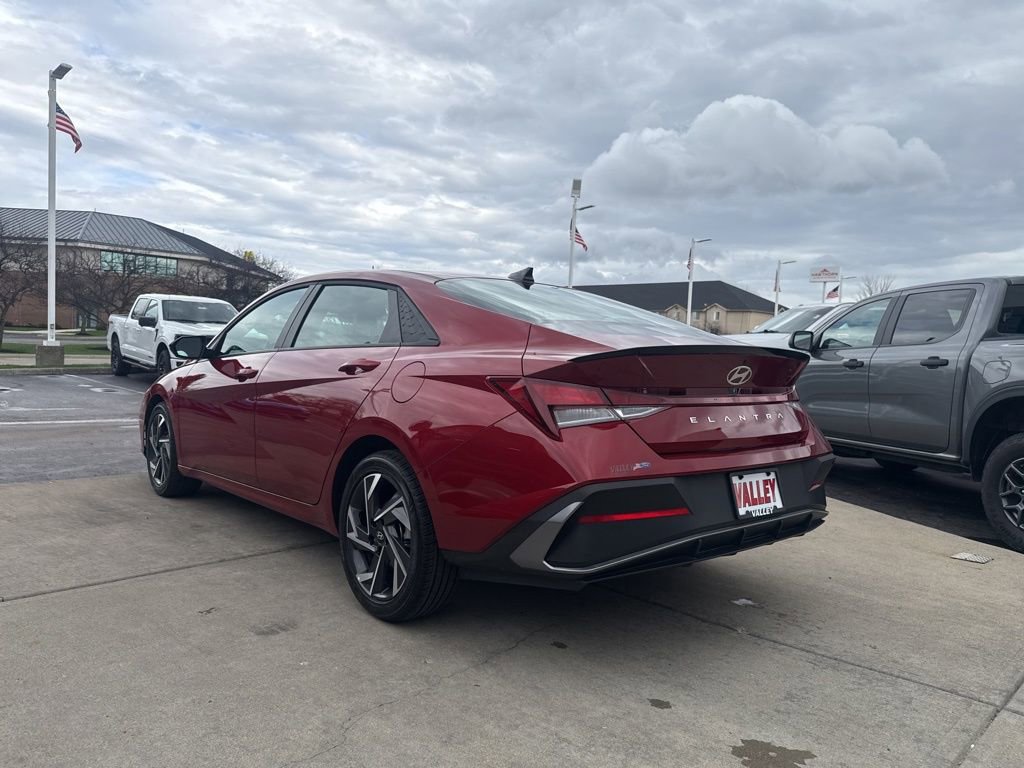 Used 2025 Hyundai Elantra Sport image 12