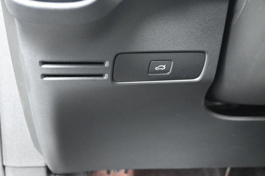 Used 2025 Volvo XC40 B5 Plus AWD/4WD image 12