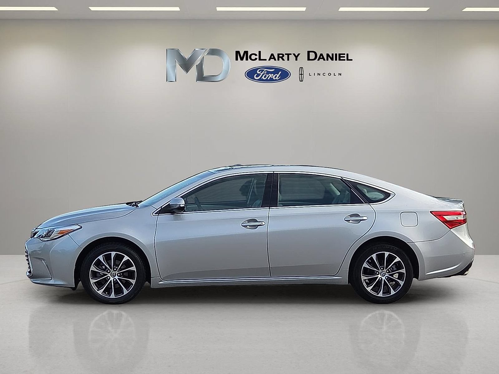 Used 2018 Toyota Avalon XLE Premium FWD image 3