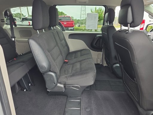 Used 2020 Dodge Grand Caravan SE w/ UConnect Hands-Free Group FWD image 16