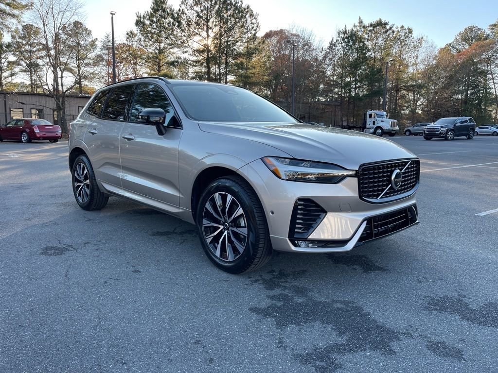 Used 2025 Volvo XC60 B5 Plus image 4