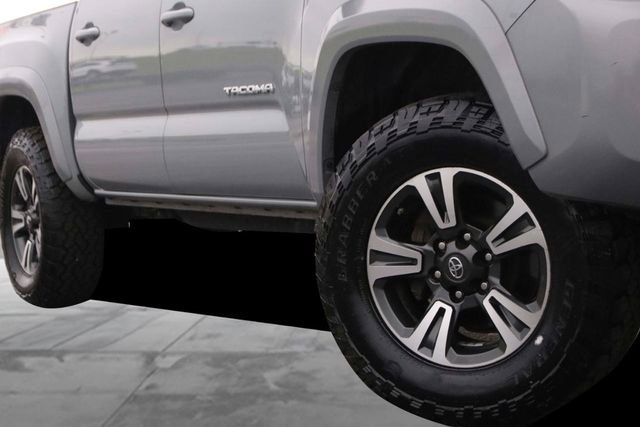 Used 2018 Toyota Tacoma TRD Sport AWD/4WD image 3