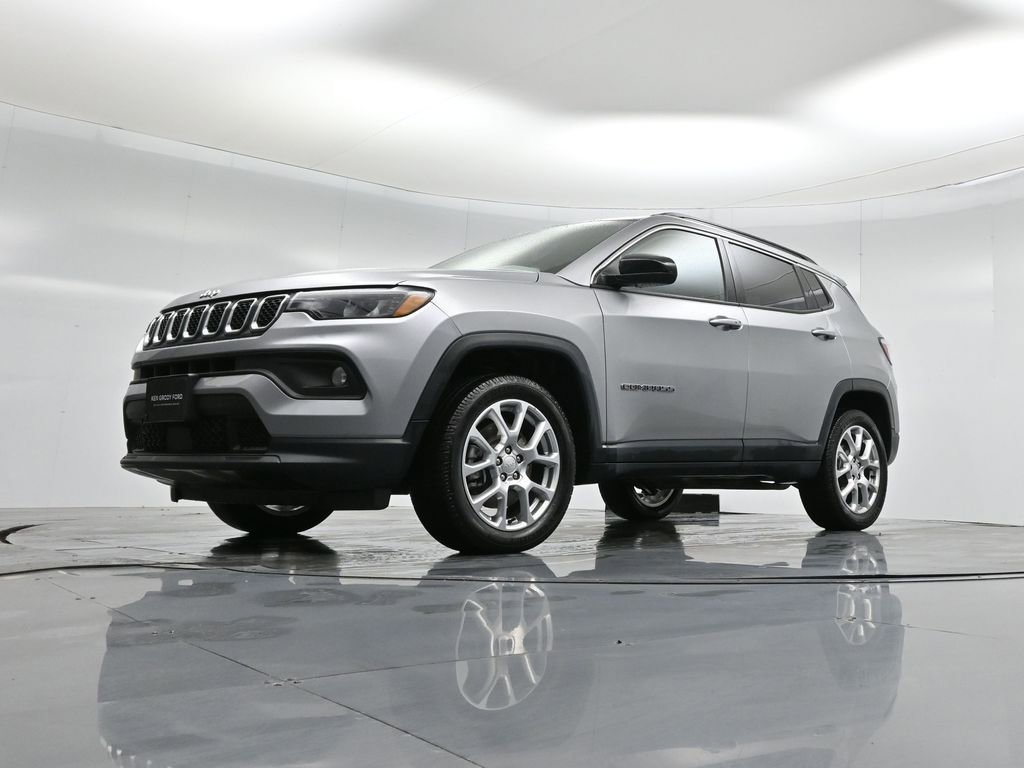 Used 2023 Jeep Compass Latitude image 29