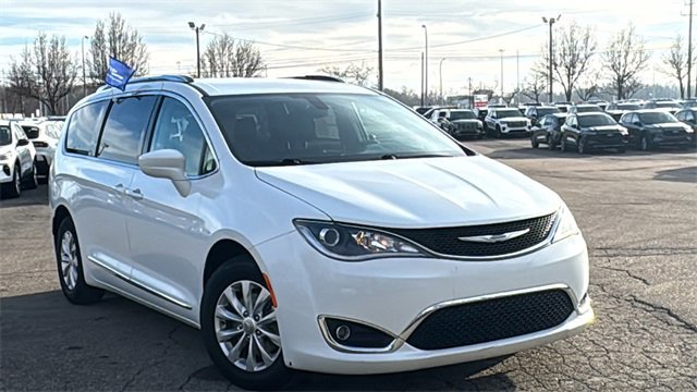 Used 2018 Chrysler Pacifica Touring-L image 8