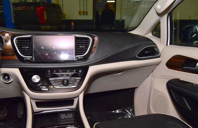 Used 2023 Chrysler Pacifica Limited image 18