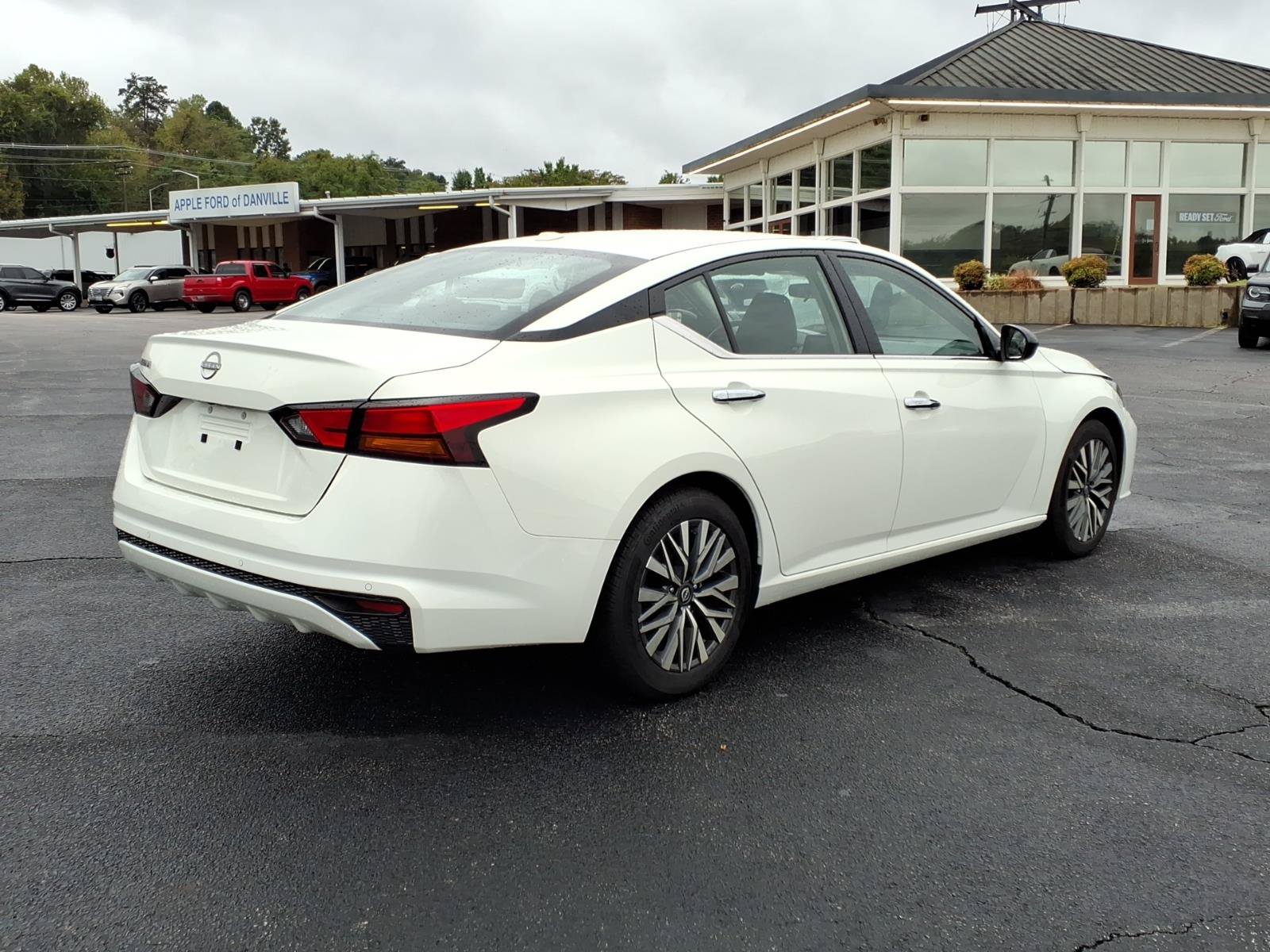 Used 2025 Nissan Altima 2.5 SV FWD image 8