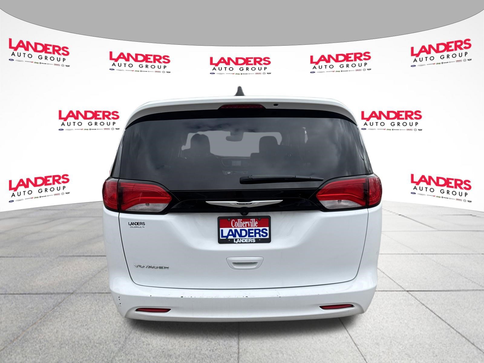 Used 2023 Chrysler Voyager LX image 4