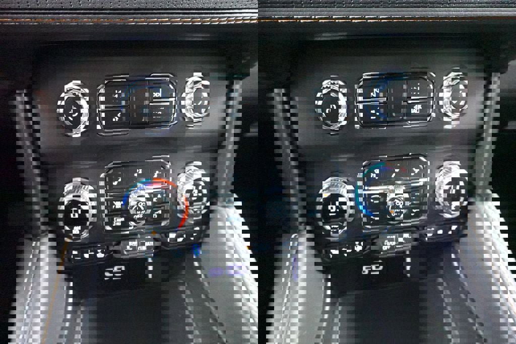 Used 2024 GMC Yukon AT4 w/ Technology Package image 21