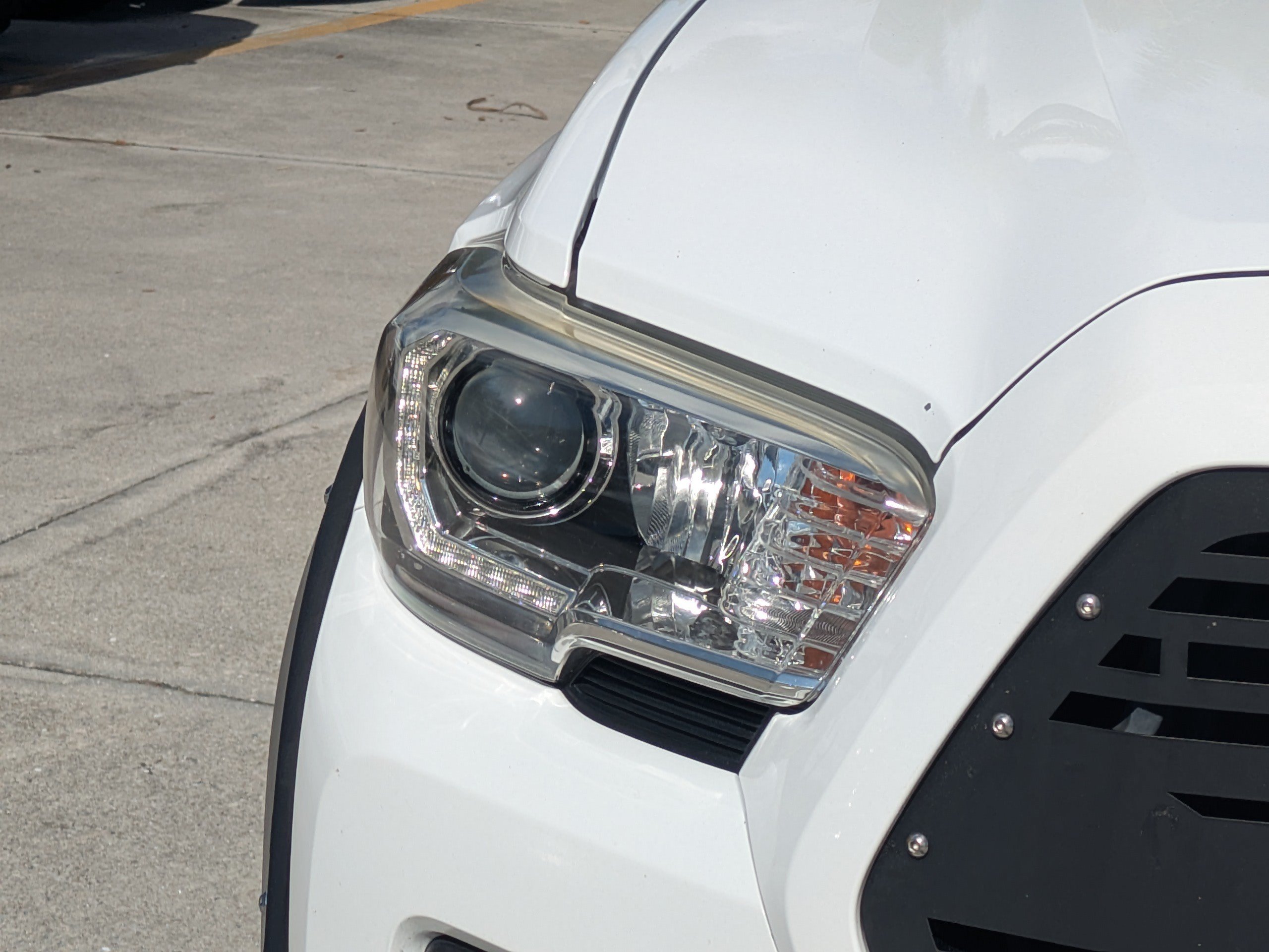 Used 2017 Toyota Tacoma TRD Sport w/ Premium & Technology Package RWD image 9