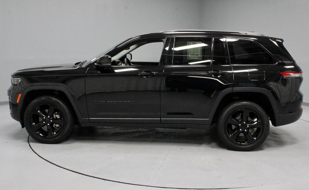 Used 2023 Jeep Grand Cherokee Limited w/ Black Appearance Package AWD/4WD image 7