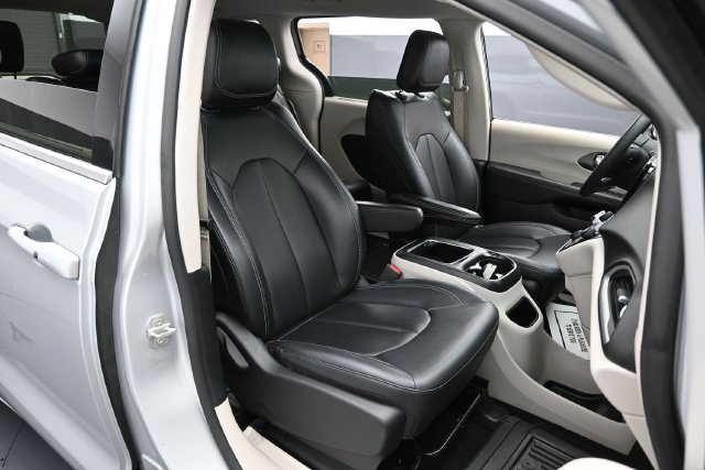 Used 2024 Chrysler Pacifica Touring-L FWD image 32