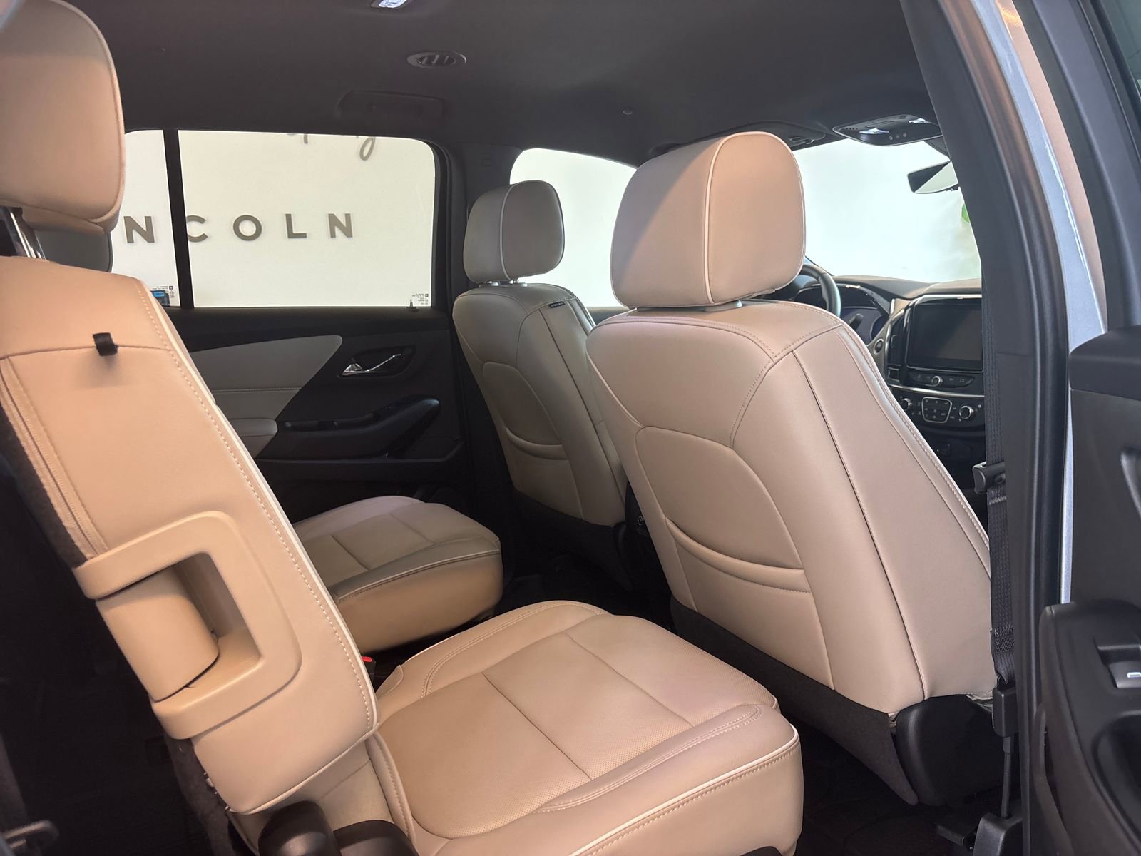 Used 2023 Chevrolet Traverse Premier FWD image 9