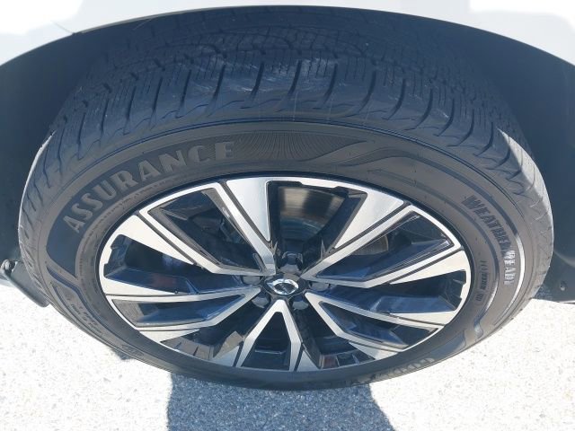 Used 2023 Volvo XC60 B5 Plus AWD/4WD image 16