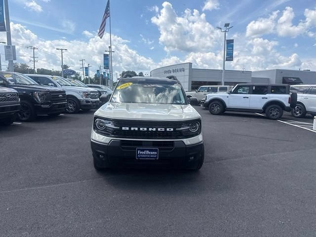 Certified 2025 Ford Bronco Sport Outer Banks w/ Outer Banks Tech Package+ AWD/4WD image 2