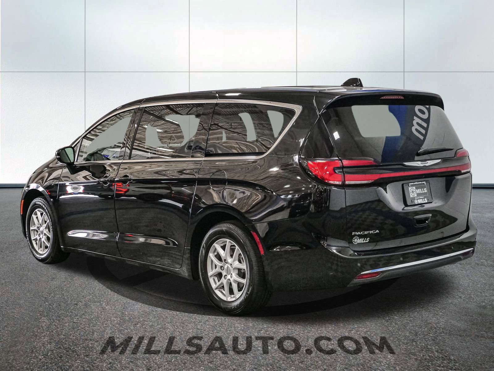 Used 2024 Chrysler Pacifica Touring-L image 5
