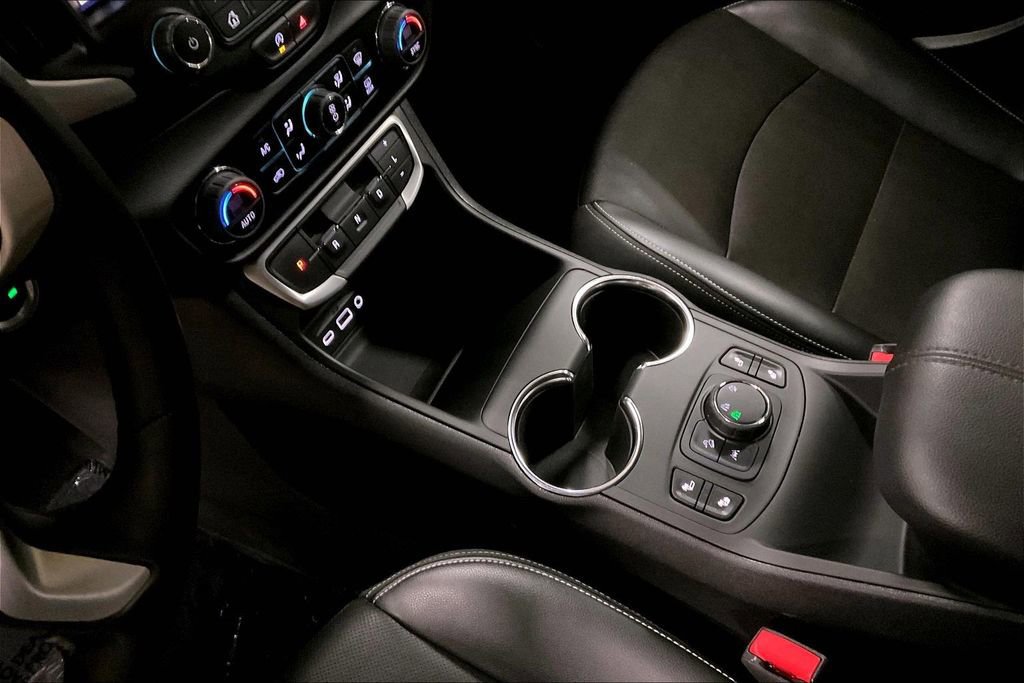 Used 2024 GMC Terrain SLT image 16