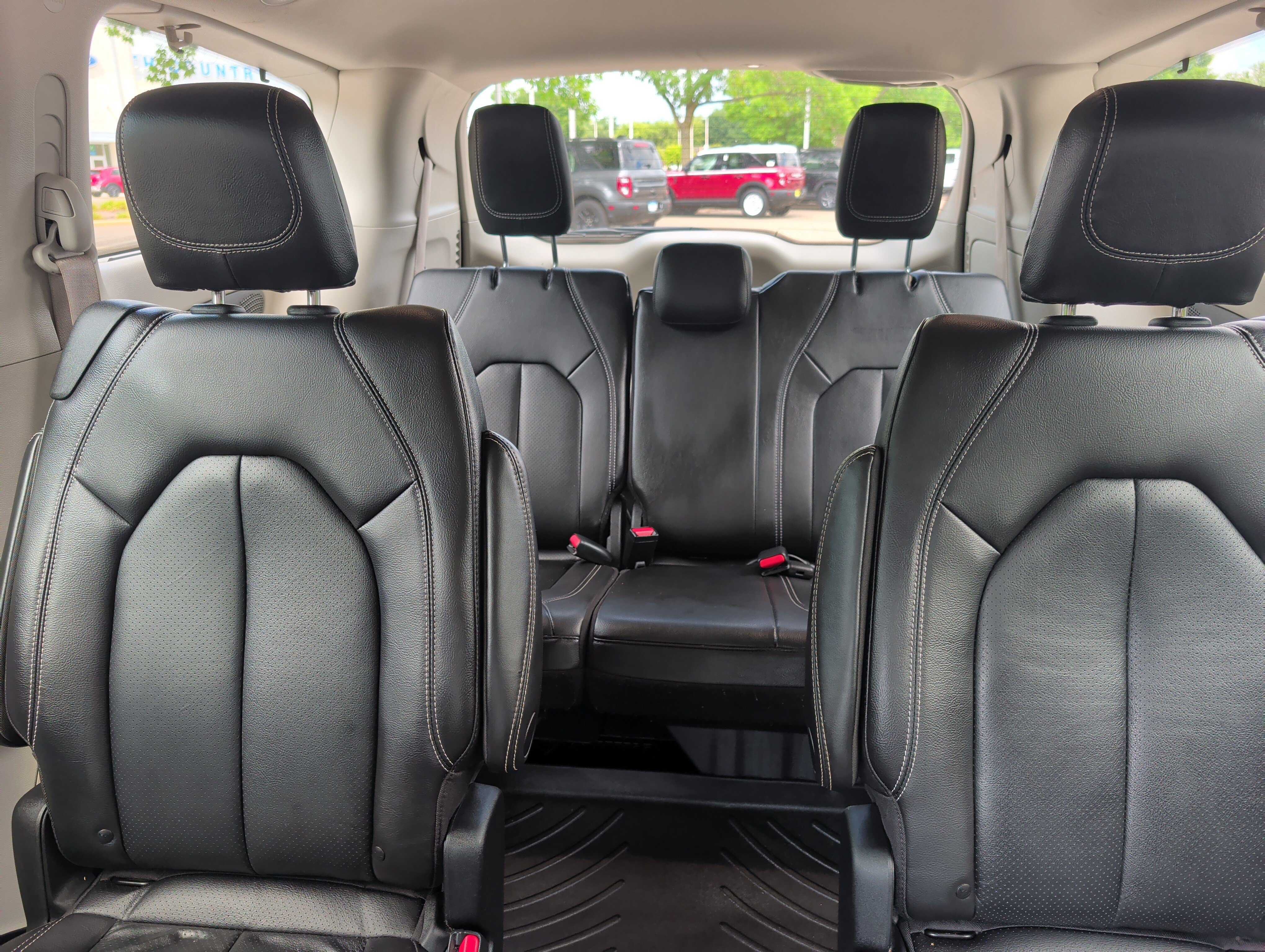 Used 2022 Chrysler Pacifica Touring-L w/ Uconnect Theater Family Group AWD/4WD image 13