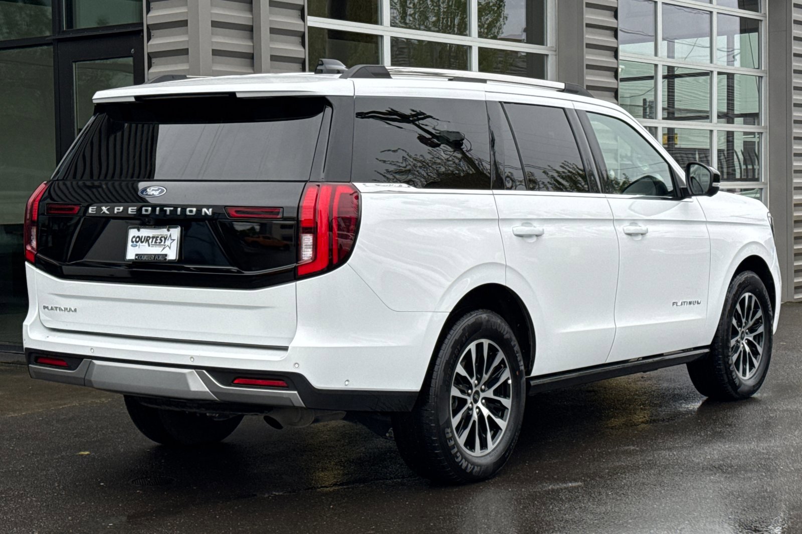 Certified 2025 Ford Expedition Platinum AWD/4WD image 4