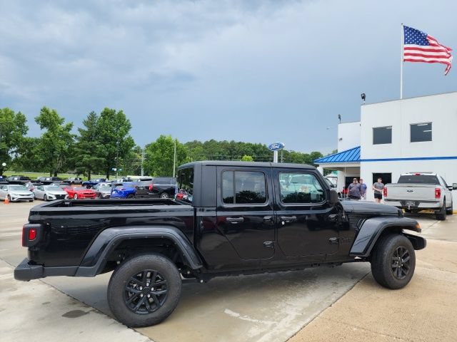 Used 2022 Jeep Gladiator Sport AWD/4WD image 16