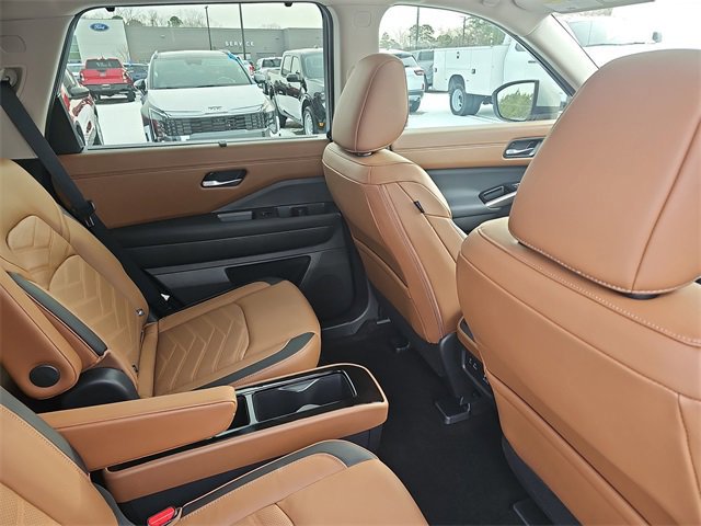 Used 2025 Nissan Pathfinder Platinum image 11
