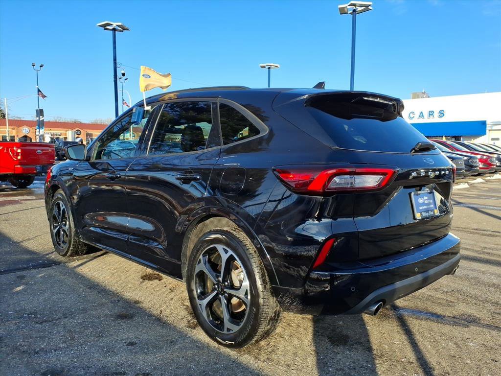 Certified 2023 Ford Escape ST-Line Select w/ Tech Pack #2 image 4