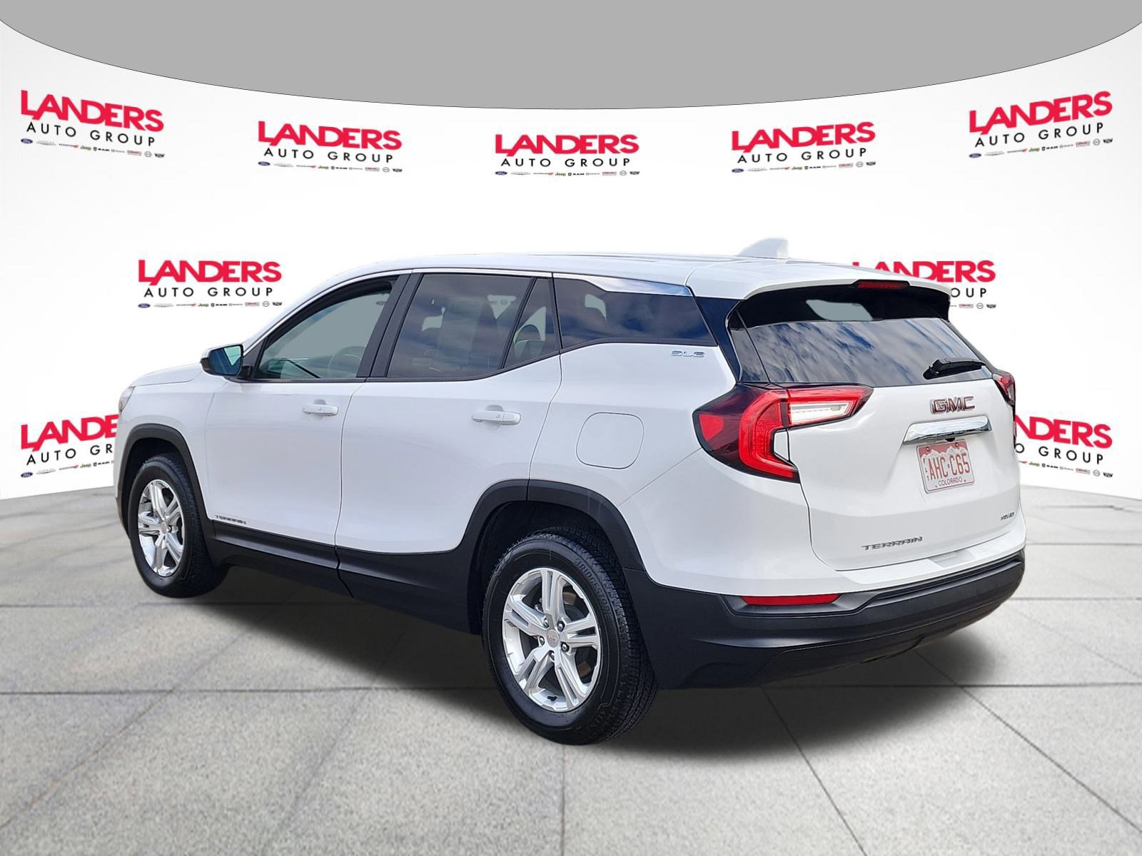 Used 2024 GMC Terrain SLE image 3