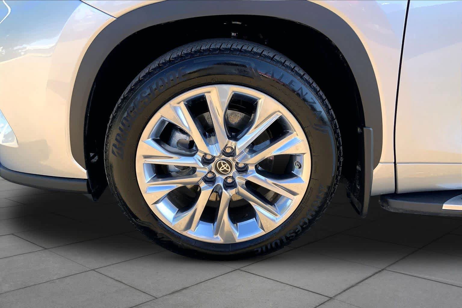 Used 2025 Toyota Highlander Limited AWD/4WD image 11