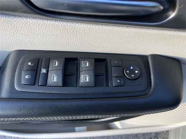 Used 2023 Chrysler Pacifica Touring-L image 13