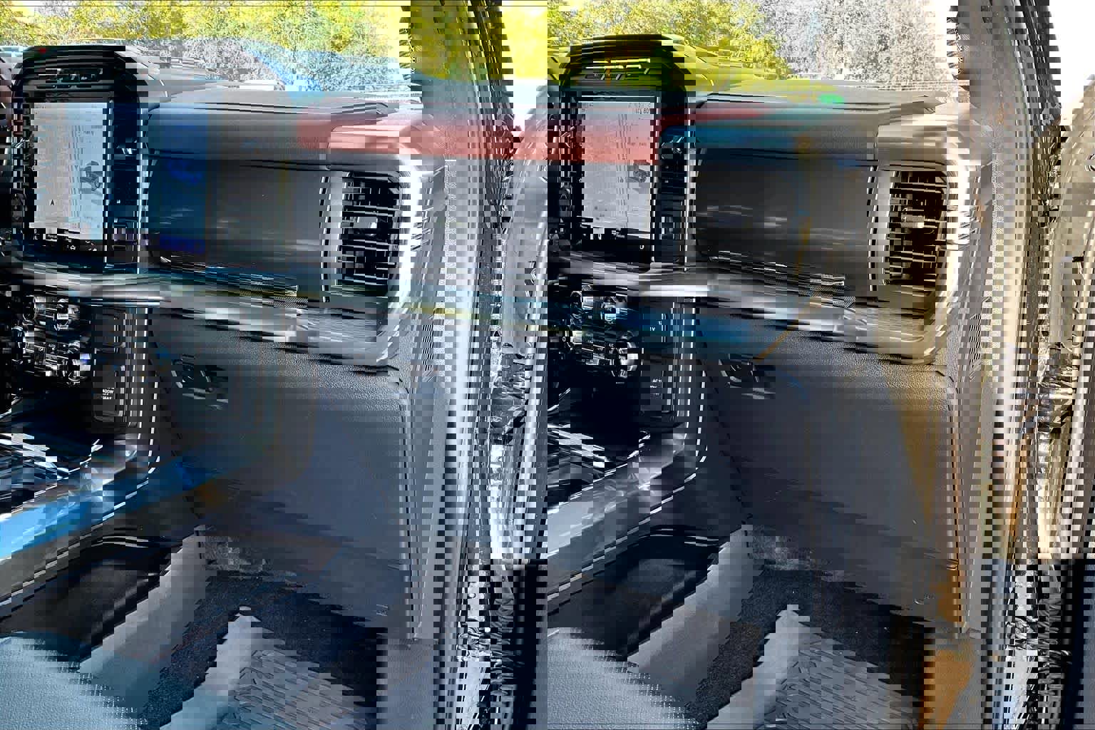 Certified 2022 Ford F150 Lariat w/ Equipment Group 502A High image 18