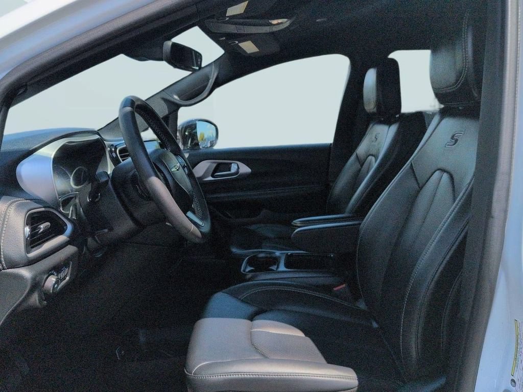 Used 2024 Chrysler Pacifica Limited FWD image 12